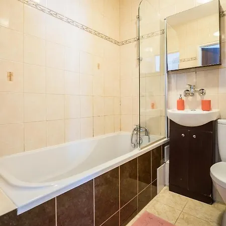 Oomph Modern Near Nowy Swiat